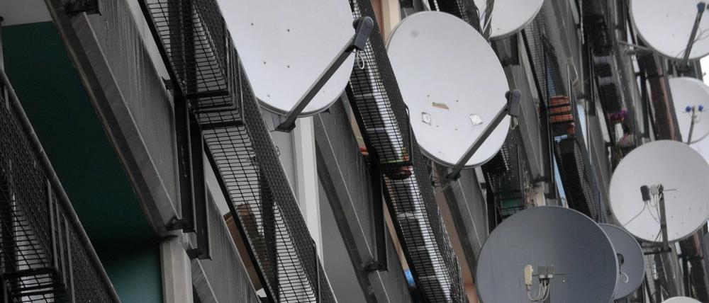 Satellitenschüsseln an einem Berliner Wohnblock.