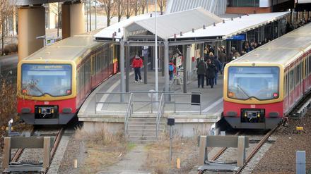 Die S-Bahn ist wieder verspätet. 