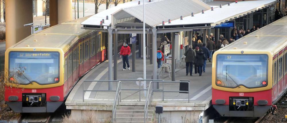 Die S-Bahn ist wieder verspätet. 