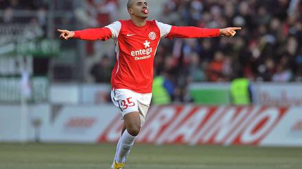 Mohamed Zidan zelebrierte sein Tor gegen Hannover auf seine ganz eigene Weise mit einem Schnuller im Mund.