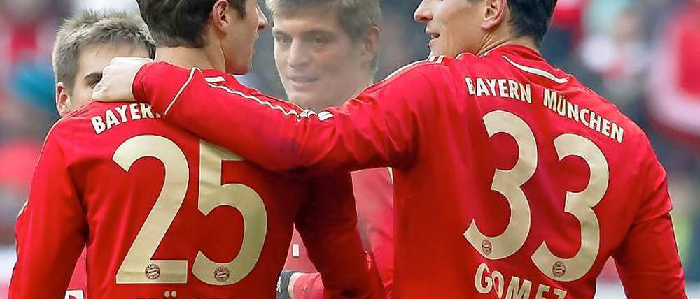 Thomas Müller (l.) und Mario Gomez (r.) erzielten die beiden Tore beim 2:0-Sieg der Bayern über Kaiserslautern.