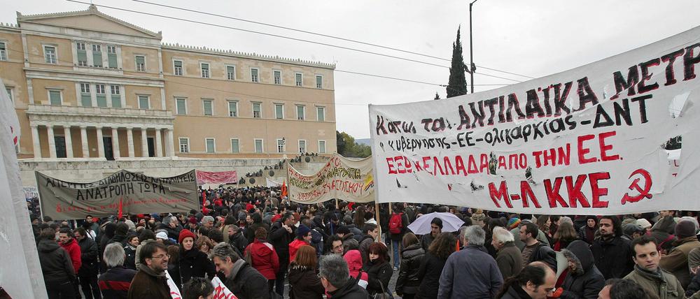 Viele Griechen finden die Sparmaßnahmen der EU-Troika zu hart.