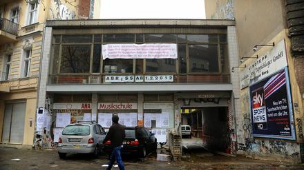 Das Banner an der Hausfassade ist weithin sichtbar. Immer wieder bleiben Passanten stehen und lesen, was in roten Buchstaben auf weißem Grund über ihren Köpfen prangt.