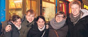 Eingefrorenes Lächeln. Morgens um vier am Rosenthaler Platz. Von der Kälte lassen sich Partygänger nicht die Feierlaune verderben. 