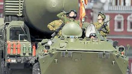 Zeichen der Stärke. Russisches Militärmaterial - hier bei einer Parade in Moskau - könnte den Iran besser gegen Angriffe aus Israel schützen. Allerdings könnten nach Ansicht von Experten die Angriffe erfolgen, bevor Teheran hochgerüstet würde. 