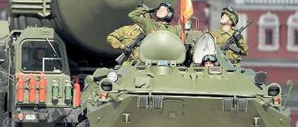 Zeichen der Stärke. Russisches Militärmaterial - hier bei einer Parade in Moskau - könnte den Iran besser gegen Angriffe aus Israel schützen. Allerdings könnten nach Ansicht von Experten die Angriffe erfolgen, bevor Teheran hochgerüstet würde. 