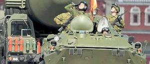 Zeichen der Stärke. Russisches Militärmaterial - hier bei einer Parade in Moskau - könnte den Iran besser gegen Angriffe aus Israel schützen. Allerdings könnten nach Ansicht von Experten die Angriffe erfolgen, bevor Teheran hochgerüstet würde. 