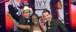 Freudentaumel: Die Kandidatin Ivy Quainoo mit der Band The BossHoss bei "The Voice of Germany".