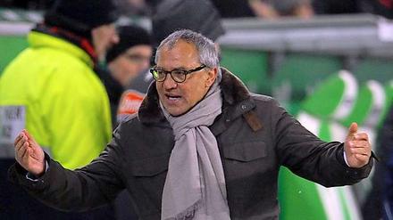 Unter Stress: Wolfsburgs Trainer Felix Magath gestikuliert heftig an der Seitenlinie in der Arena.