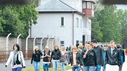 Seltene Gäste. In der KZ-Gedenkstätte wird Geschichte erfahrbar gemacht. Foto: dpa