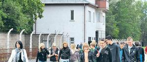 Seltene Gäste. In der KZ-Gedenkstätte wird Geschichte erfahrbar gemacht. Foto: dpa