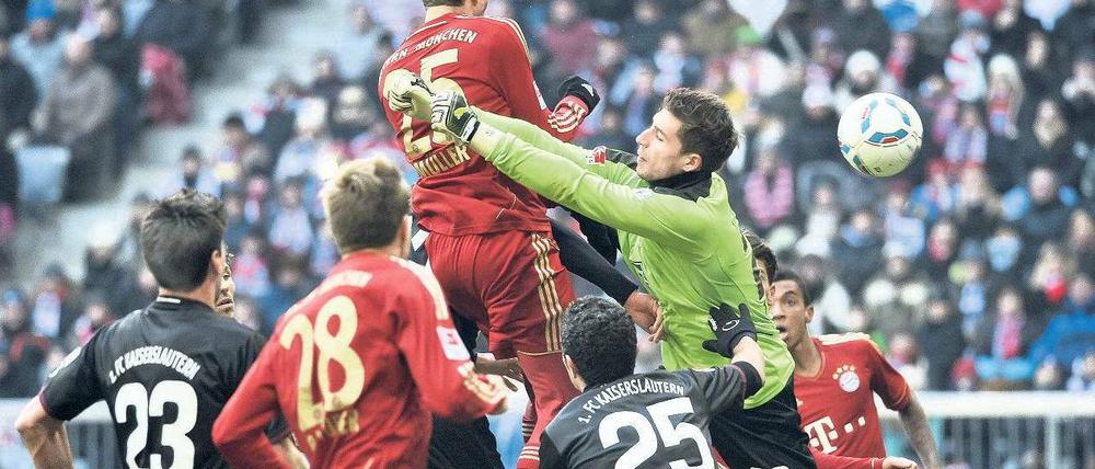 Wieder mal obenauf. Bayern Münchens Torjäger Thomas Müller springt höher als alle anderen und trifft zum 2:0. Foto: AFP