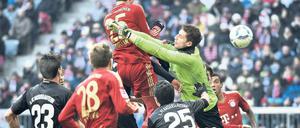Wieder mal obenauf. Bayern Münchens Torjäger Thomas Müller springt höher als alle anderen und trifft zum 2:0. Foto: AFP