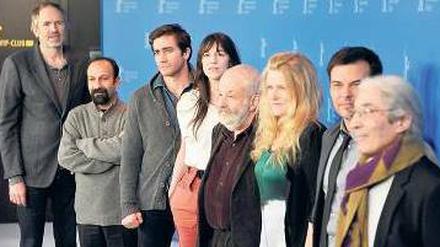 Acht Freunde sollt ihr sein. Von links: Der Fotograf und Filmemacher Anton Corbijn, Goldbären-Gewinner Asghar Farhadi, US-Schauspieler Jake Gyllenhaal, die französische Schauspielerin Charlotte Gainsbourg, Jury-Präsident Mike Leigh, die deutsche Schauspielerin Barbara Sukowa, Regisseur François Ozon und der Schriftsteller Boualem Sansal. 