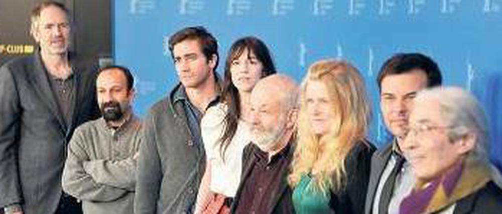Acht Freunde sollt ihr sein. Von links: Der Fotograf und Filmemacher Anton Corbijn, Goldbären-Gewinner Asghar Farhadi, US-Schauspieler Jake Gyllenhaal, die französische Schauspielerin Charlotte Gainsbourg, Jury-Präsident Mike Leigh, die deutsche Schauspielerin Barbara Sukowa, Regisseur François Ozon und der Schriftsteller Boualem Sansal. 