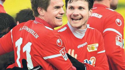 Und wieder ist er drin. Simon Terodde (links) freut sich über seinen Treffer zum 4:0 mit seinem Teamkollegen Michael Parensen. Foto: dpa