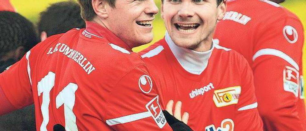 Und wieder ist er drin. Simon Terodde (links) freut sich über seinen Treffer zum 4:0 mit seinem Teamkollegen Michael Parensen. Foto: dpa