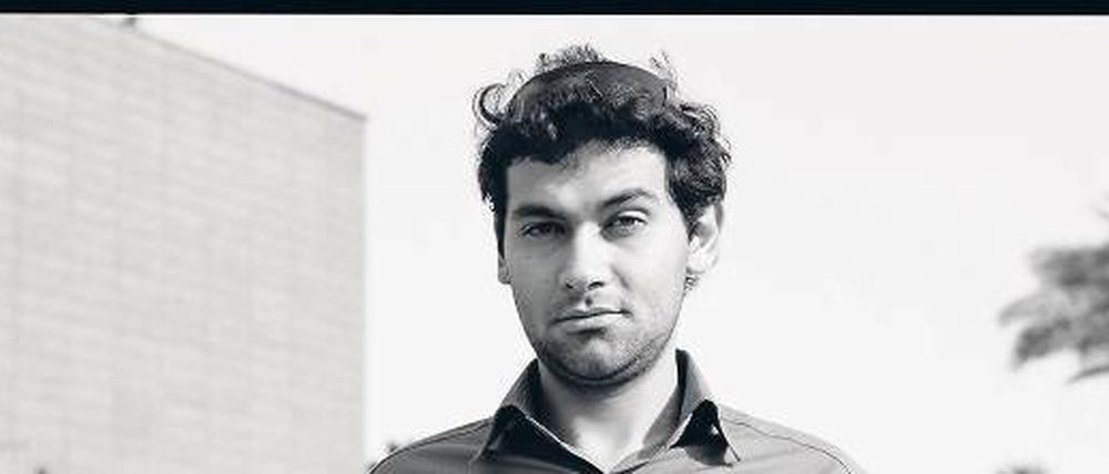 Hofft auf eine bessere Zukunft. Mina Maher, der Grafikdesigner, hat seine Visionen zur Revolution gezeichnet. Die linken Bilder beschreiben die Zeit vor der Revolution, die in der Mitte die Gegenwart nach der Revolution, die rechts die Zukunft. Mina Maher ist einer von insgesamt 50 Ägyptern, die in der Ausstellung "Egypt reloaded" ihre Wünsche äußern. 15 diese Porträts werden ab dem 28. März in Ost-Jerusalem gezeigt.