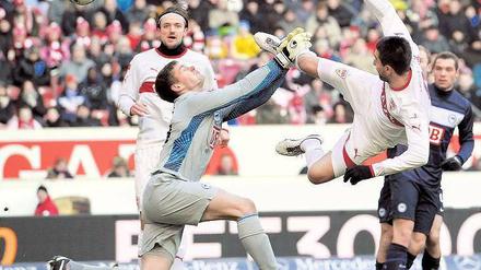 Gegen die Regel. Obwohl Vedad Ibisevic Herthas Torhüter Thomas Kraft fast ins Gesicht springt, zählt das Tor für den VfB. Foto: dapd