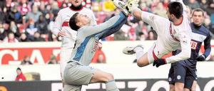 Gegen die Regel. Obwohl Vedad Ibisevic Herthas Torhüter Thomas Kraft fast ins Gesicht springt, zählt das Tor für den VfB. Foto: dapd