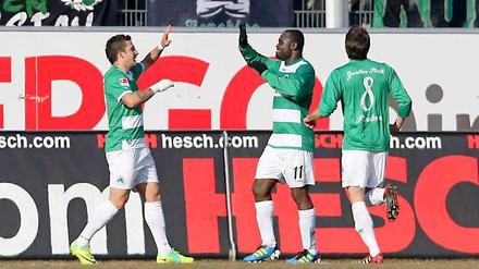 Doppeltorschütze Gerald Asamoah (r.) bejubelt seinen zweiten Treffer zum 3:1 mit Sercan Sararer, der das zwischenzeitliche 2:1 erzielte hatte.