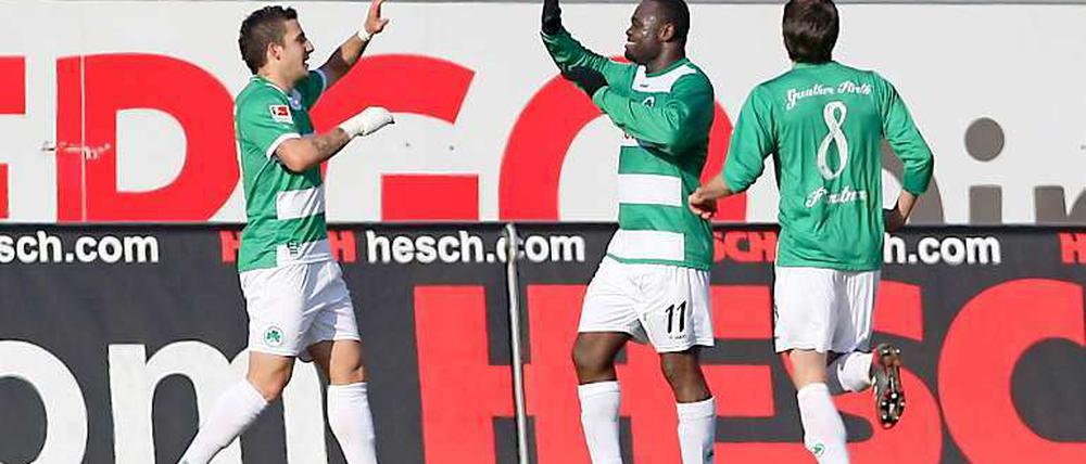 Doppeltorschütze Gerald Asamoah (r.) bejubelt seinen zweiten Treffer zum 3:1 mit Sercan Sararer, der das zwischenzeitliche 2:1 erzielte hatte.