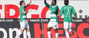 Doppeltorschütze Gerald Asamoah (r.) bejubelt seinen zweiten Treffer zum 3:1 mit Sercan Sararer, der das zwischenzeitliche 2:1 erzielte hatte.