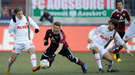 Abstiegskampf pur: Das Kellerduell zwischen dem FC Augsburg und dem 1. FC Nürnberg war hart umkämpft. Technische Leckerbissen blieben Mangelware.