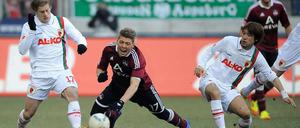 Abstiegskampf pur: Das Kellerduell zwischen dem FC Augsburg und dem 1. FC Nürnberg war hart umkämpft. Technische Leckerbissen blieben Mangelware.