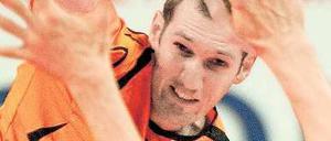 Durchschlagender Erfolg. Scott Touzinsky war im Spiel gegen den VfB Friedrichshafen bester Angreifer der BR Volleys, der US-Amerikaner erzielte insgesamt 17 Punkte. Foto: dpa