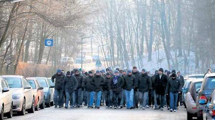 Dunkler Aufzug. Etwa 200 Fans machten sich am Sonntagmorgen auf den Weg zum Trainingsgelände des Klubs. Foto: Matthias Koch