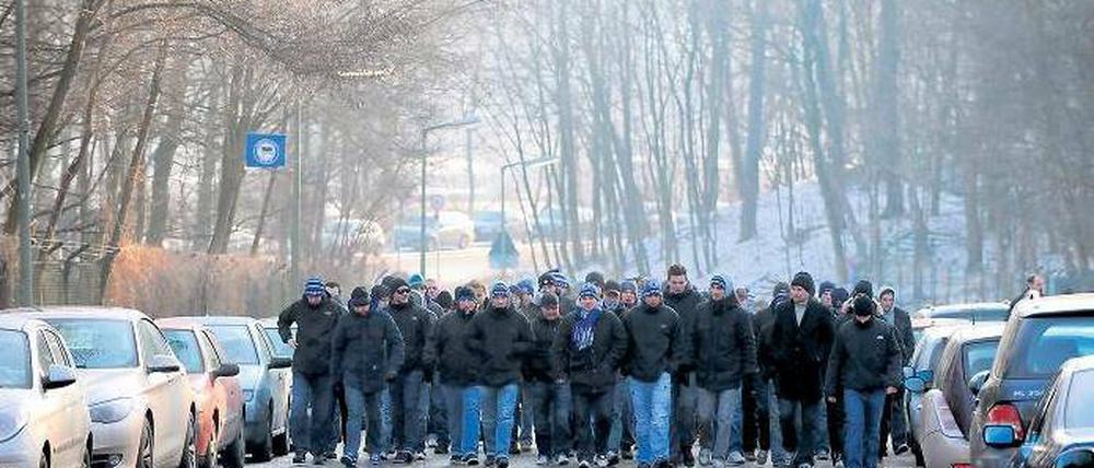 Dunkler Aufzug. Etwa 200 Fans machten sich am Sonntagmorgen auf den Weg zum Trainingsgelände des Klubs. Foto: Matthias Koch