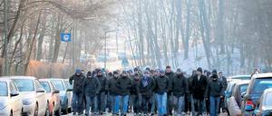 Dunkler Aufzug. Etwa 200 Fans machten sich am Sonntagmorgen auf den Weg zum Trainingsgelände des Klubs. Foto: Matthias Koch