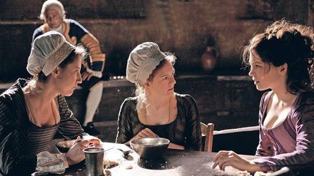 Gesellschaft bei Hofe. Léa Seydoux (rechts, großes Bild) spielt Sidonie Laborde, die Vorleserin der Königin Marie Antoinette. 
