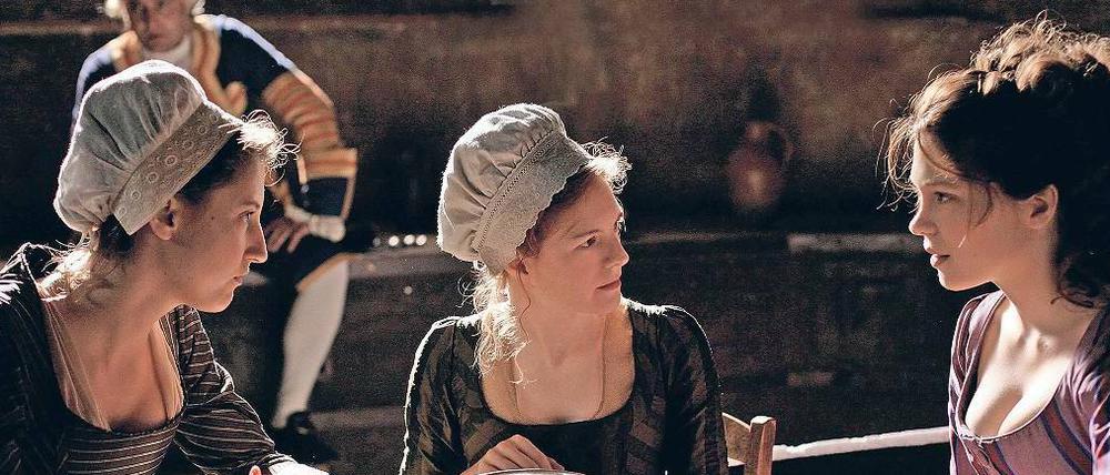 Gesellschaft bei Hofe. Léa Seydoux (rechts, großes Bild) spielt Sidonie Laborde, die Vorleserin der Königin Marie Antoinette. 
