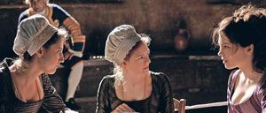 Gesellschaft bei Hofe. Léa Seydoux (rechts, großes Bild) spielt Sidonie Laborde, die Vorleserin der Königin Marie Antoinette. 