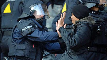 Gewaltbereite Fußballfans machen der Polizei viel Ärger und Arbeit. Die Polizeigewerkschaft GdP fordert deshalb ein lebenslanges Stadionverbot für Krawallmacher.
