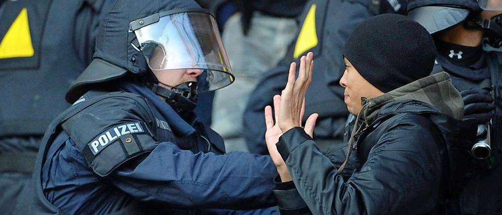 Gewaltbereite Fußballfans machen der Polizei viel Ärger und Arbeit. Die Polizeigewerkschaft GdP fordert deshalb ein lebenslanges Stadionverbot für Krawallmacher.