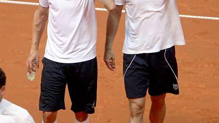Tommy Haas (r.) konnte die Enttäuschung ob der Niederlage im Doppel mit Philipp Petzschner (l.) gegen David Nalbandian und Eduardo Schwank in fünf Sätzen schwerlich verbergen.
