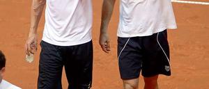 Tommy Haas (r.) konnte die Enttäuschung ob der Niederlage im Doppel mit Philipp Petzschner (l.) gegen David Nalbandian und Eduardo Schwank in fünf Sätzen schwerlich verbergen.