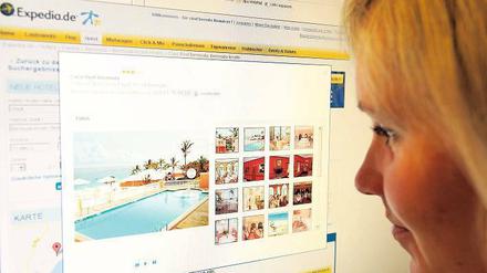 Eins, zwei drei. Online-Reisemittler machen ihr Geschäft, viele Veranstalter tun sich schwer im Netz. Das soll sich ändern, jedoch ohne das Reisebüro an der Ecke zu verärgern. 