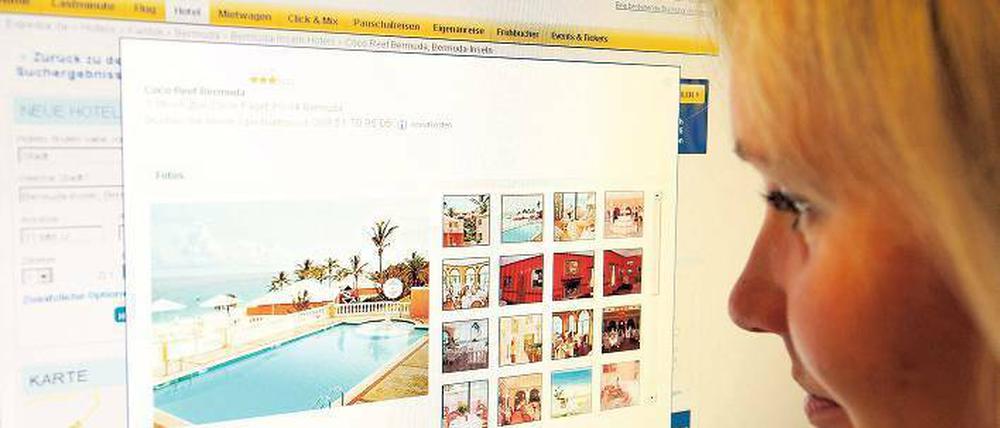 Eins, zwei drei. Online-Reisemittler machen ihr Geschäft, viele Veranstalter tun sich schwer im Netz. Das soll sich ändern, jedoch ohne das Reisebüro an der Ecke zu verärgern. 