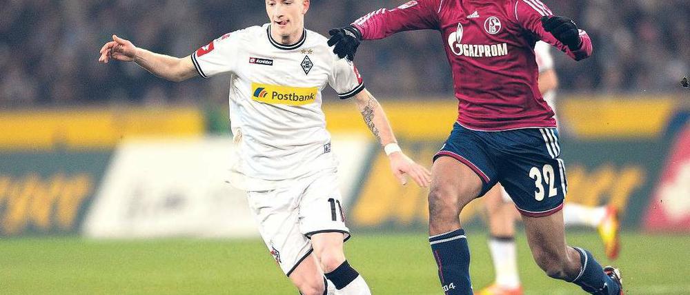 Wieder mal nicht aufzuhalten. Marco Reus (li., mit Schalkes Joel Matip) leitete mit seinem Tor zum 1:0 den Gladbacher Sieg ein. Foto: dpa