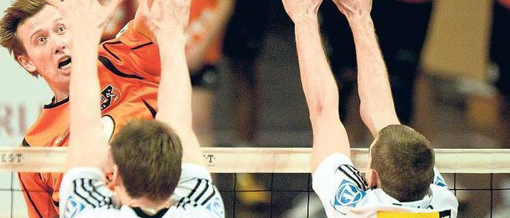 Erst voll dabei, dann sehr vermisst. Der Berliner Paul Carroll (hinten) schied im dritten Satz wegen einer Schulterverletzung aus. Foto: dpa
