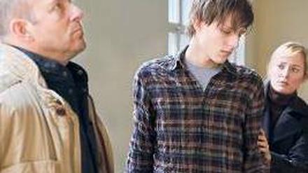 Tom Wesnik (Heino Ferch, l.) distanziert sich anders als Esther (Silke Bodenbender) von Lukas (Merlin Rose). 