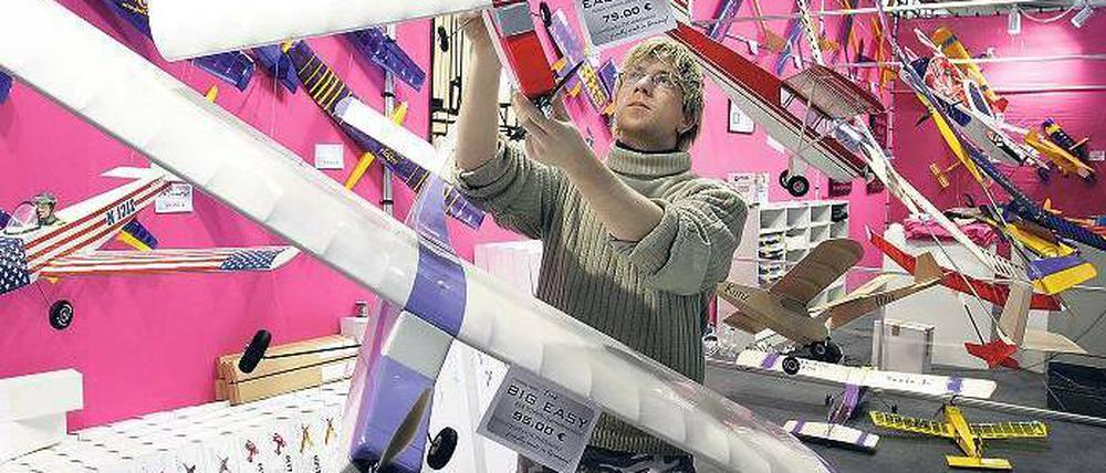 Wie im Fluge. Es sieht zwar nach Spielzeug aus, aber Modellbau ist mittlerweile eine Hightech-Freizeitbeschäftigung. Foto: dapd/Felix Fontane