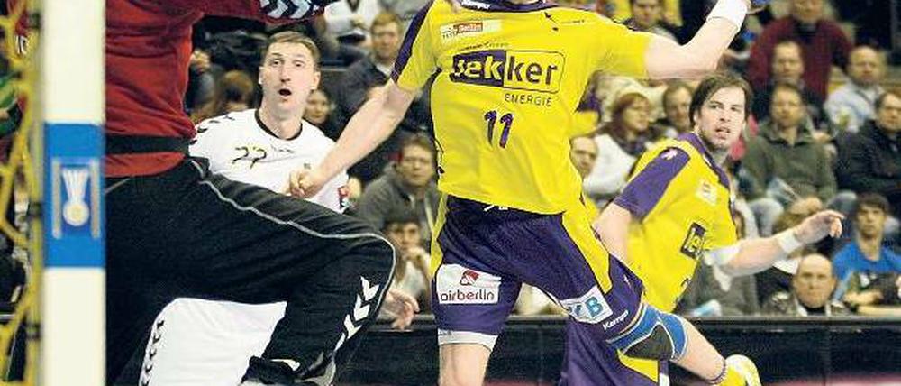 Lange in der Luft. Markus Richwien war mit acht Treffern bester Torschütze der Füchse, die Berliner mussten allerdings bis zum Schluss um den Sieg zittern. Foto: Napierski