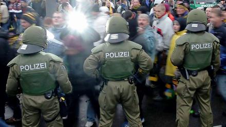 Polizisten wissen was zu tun ist... Wenn Dynamo Dresden und der 1. FC Union aufeinandertreffen (hier 2006 in der sächsischen Landeshauptstadt), gibt es jedes Mal einen Großeinsatz.