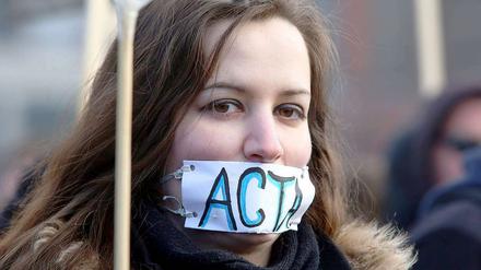 Tausende Menschen demonstrieren am 11. Februar 2012 gegen das umstrittene ACTA-Abkommen in Berlin. Die Gegner des Abkommens sehen die Meinungsfreiheit in Gefahr.