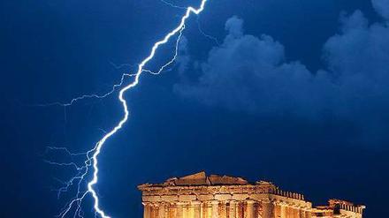 Weiße Blitze in Athen. Das politische Dauergewitter über der Akropolis wird auch nach den Beschlüssen vom Donnerstag nicht abziehen. Noch sind die Griechen nicht gerettet. Foto: dapd